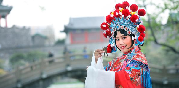 中国传统戏曲妆容与现代时尚彩妆艺术的共通点